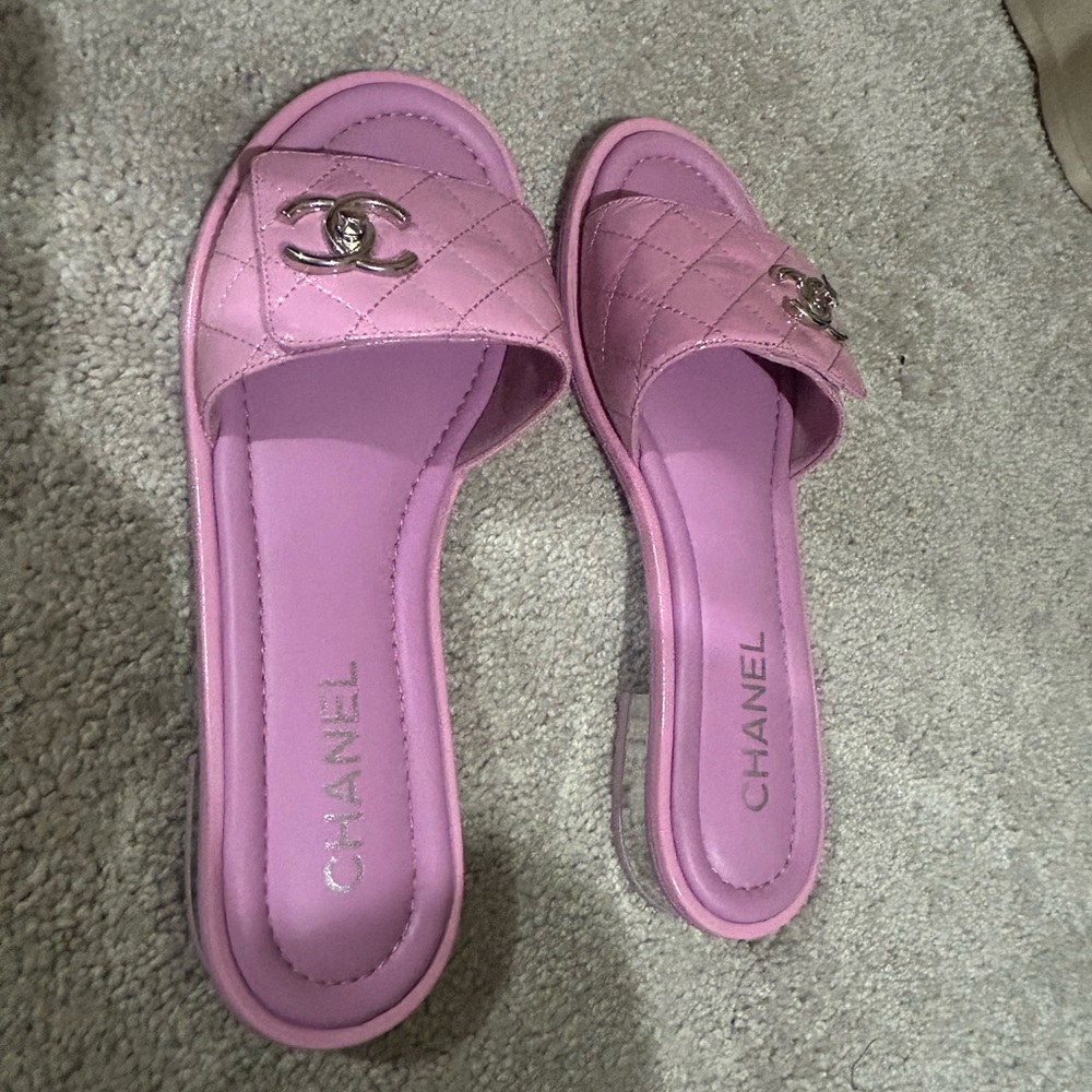 AUTHENTIC CHANEL Pink Quilted Patent Slide Mules Size 39.5 - Picture 3 of 4